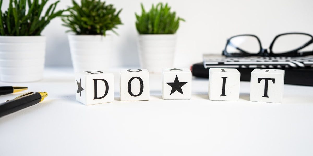 Inspiring office scene with 'Do It' blocks and plants, perfect for motivation.